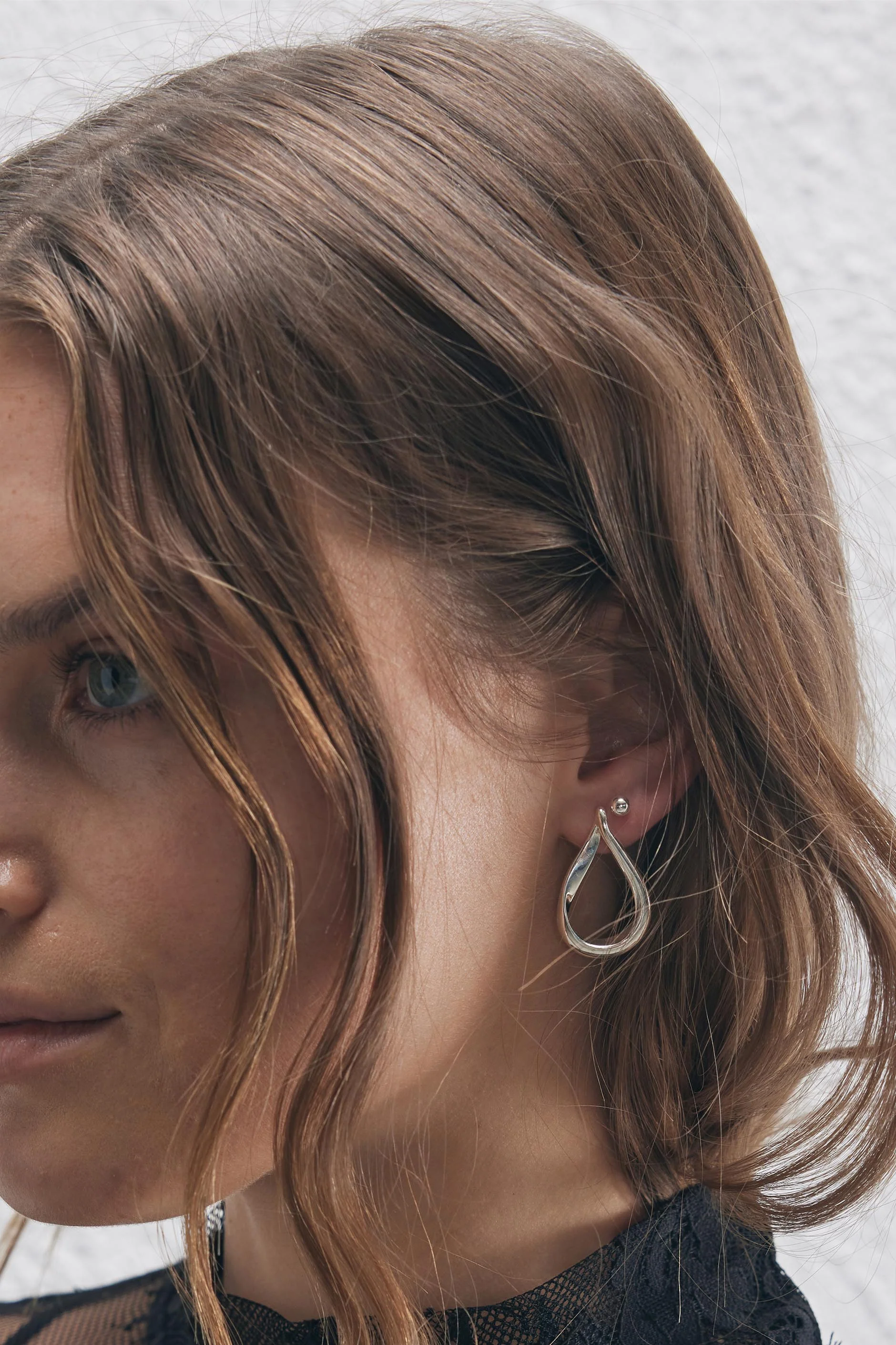 9ct Curved Teardrop Earring - Image 2